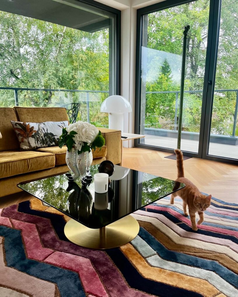 Wohnzimmer mit ruhiger Materialität