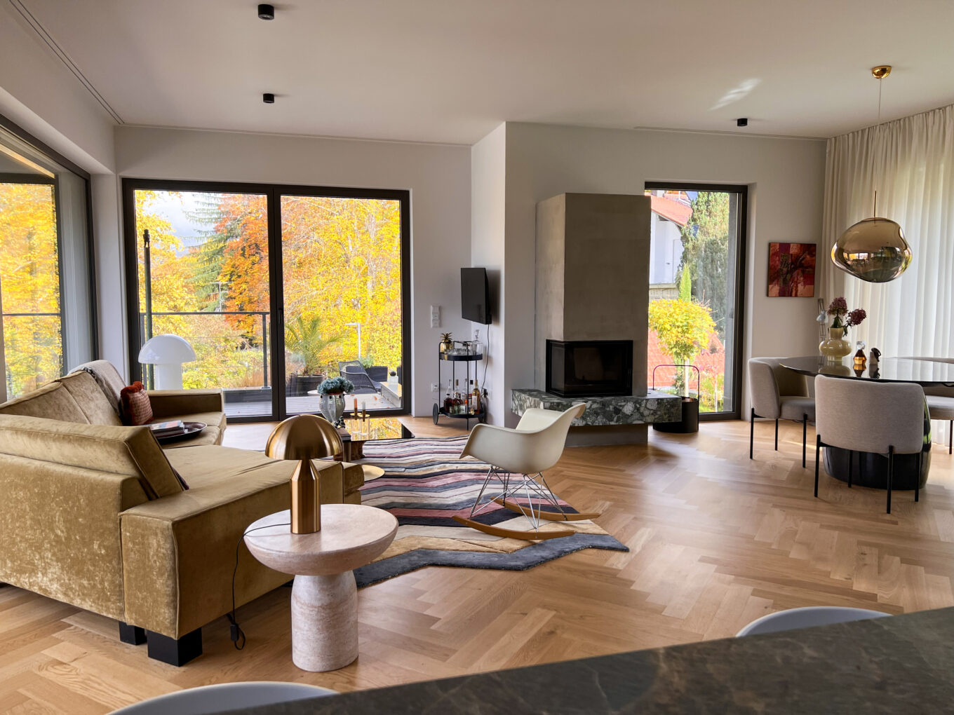 Wohnzimmer mit offenem Kamin